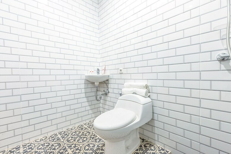 Hostal Oyo 506 Moes Residence