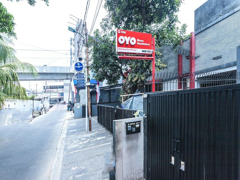 Hostal Oyo 506 Moes Residence