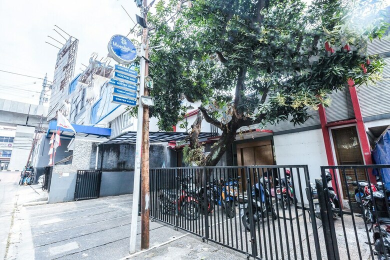 Hostal Oyo 506 Moes Residence