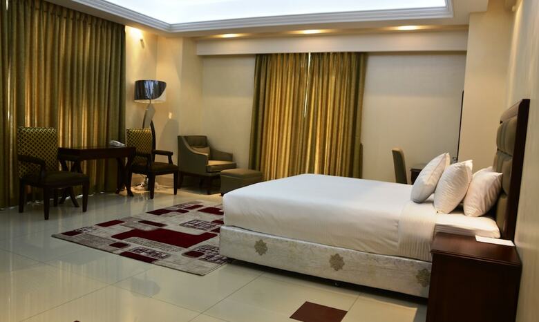 Hotel The Royal Paradise