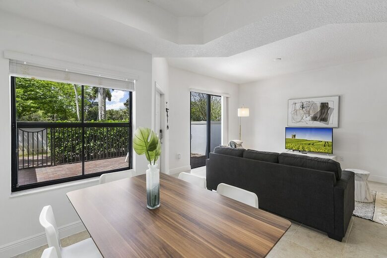 Kasa Davie Apartments