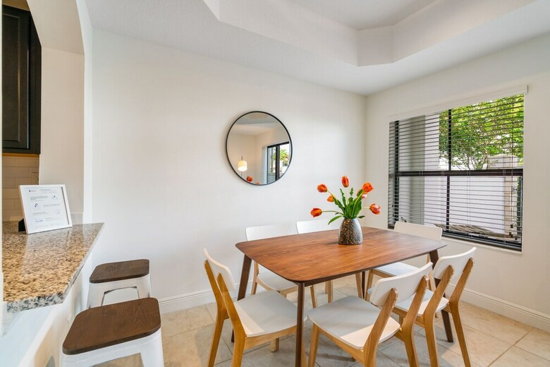 Kasa Davie Apartments