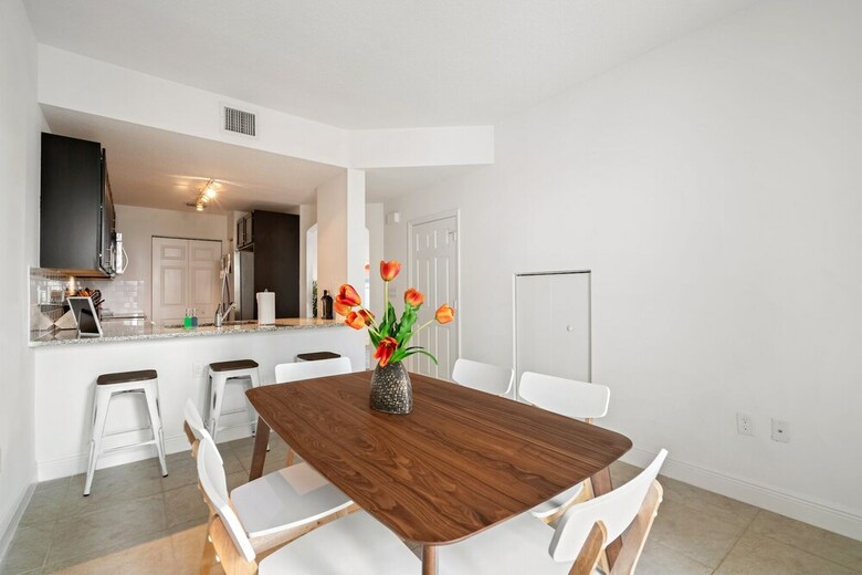 Kasa Davie Apartments