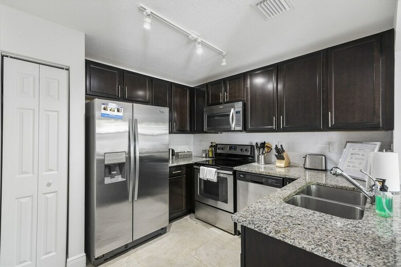 Kasa Davie Apartments