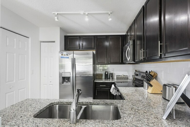 Kasa Davie Apartments