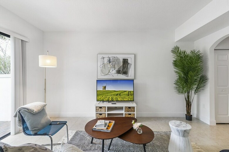 Kasa Davie Apartments