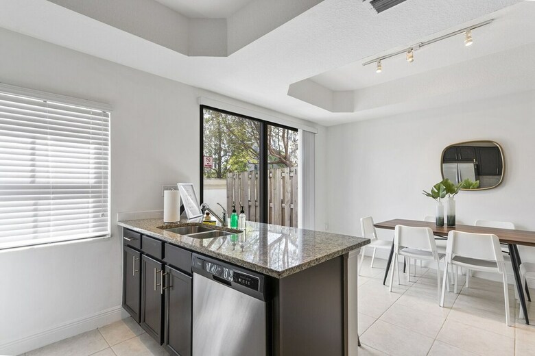 Kasa Davie Apartments