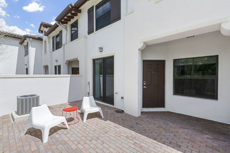 Kasa Davie Apartments