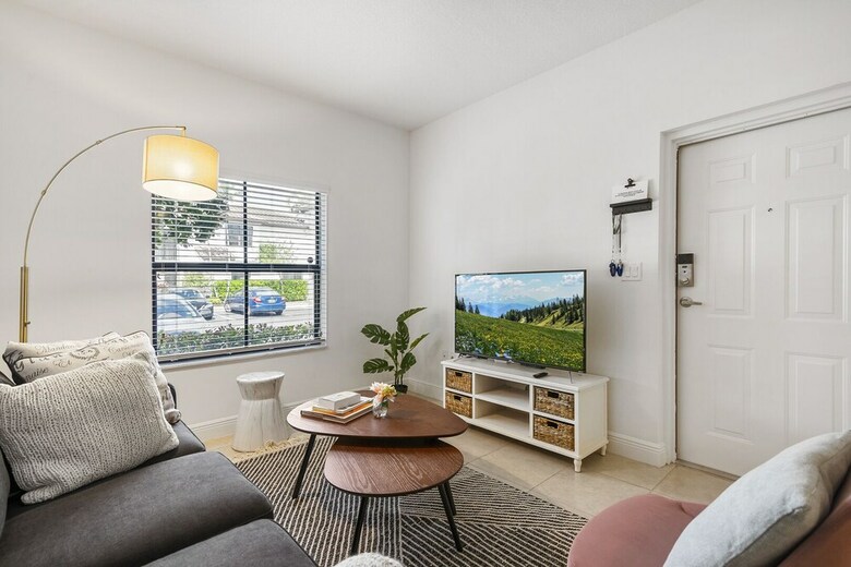 Kasa Davie Apartments