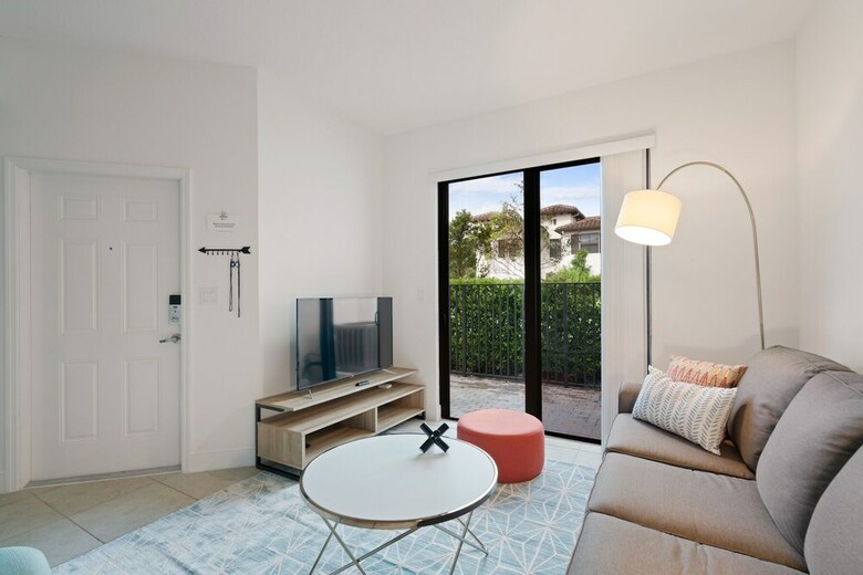 Kasa Davie Apartments