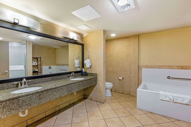 Best Western Plus Raton Hotel