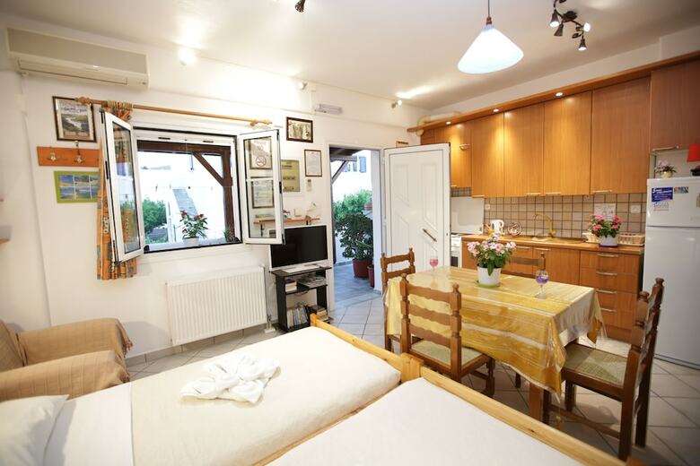 Kontaratos Studios & Apartments