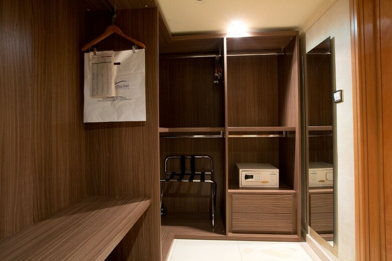 Victoria Crown Plaza Hotel