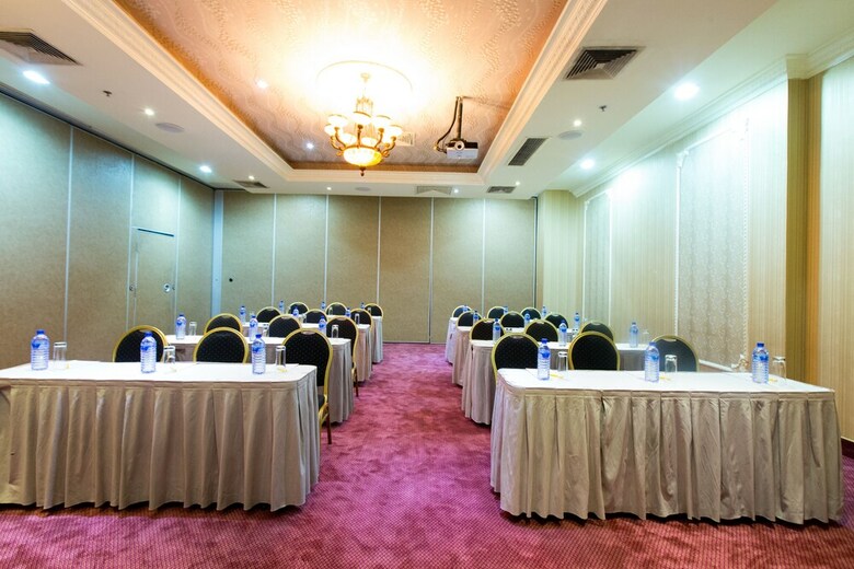 Victoria Crown Plaza Hotel