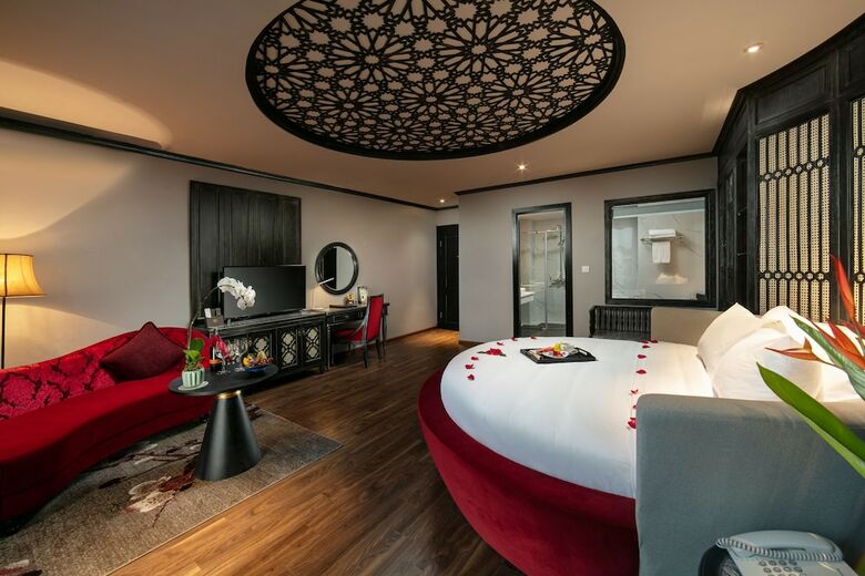 Shining Central Hotel & Spa
