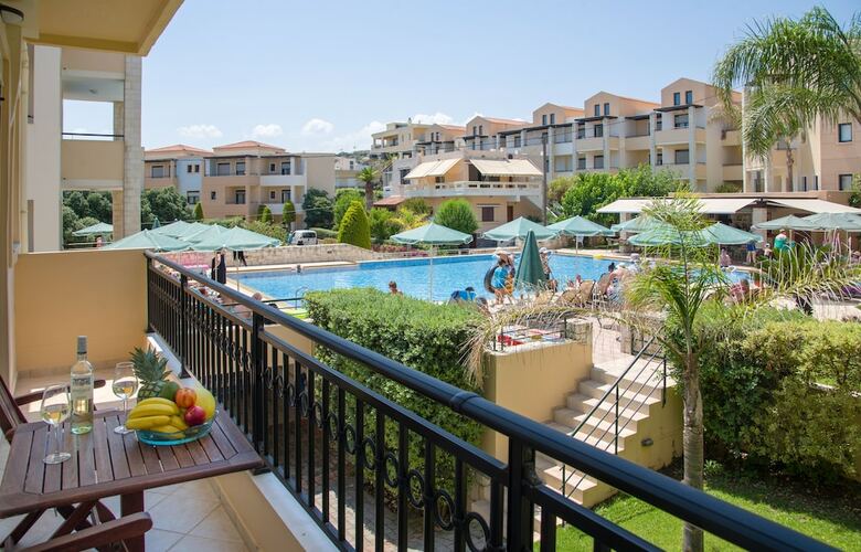 Hotel Gianthea Studios And Apt