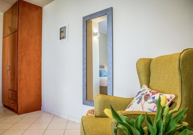 Hotel Gianthea Studios And Apt