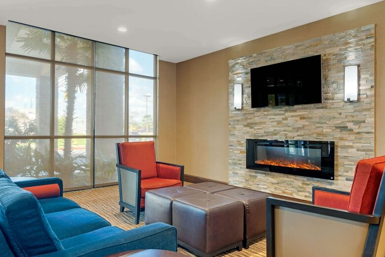 Hotel Comfort Suites Byron