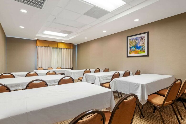 Hotel Comfort Suites Byron