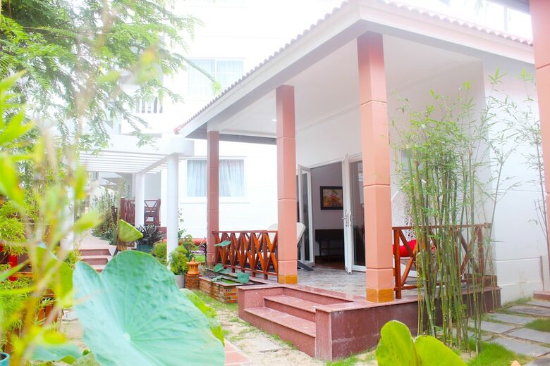 Hotel Lotus Garden Resort