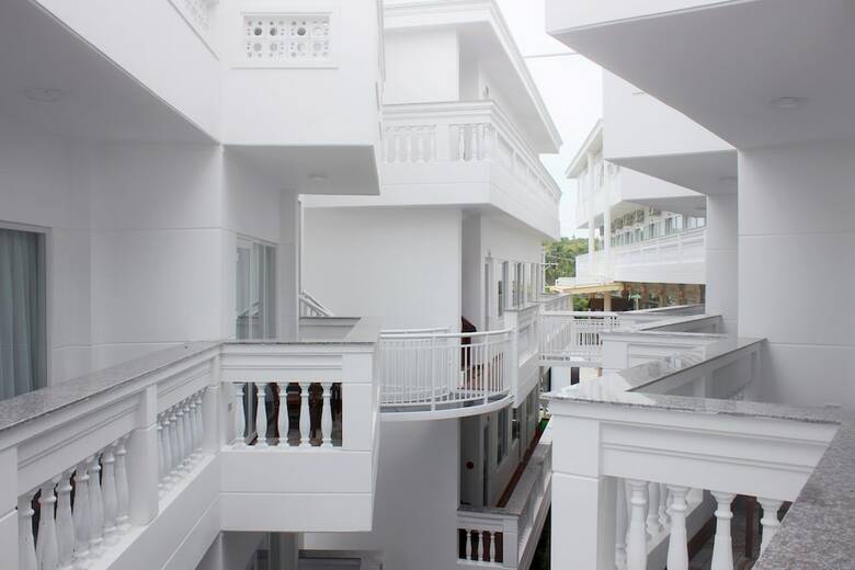 Hotel Lotus Garden Resort