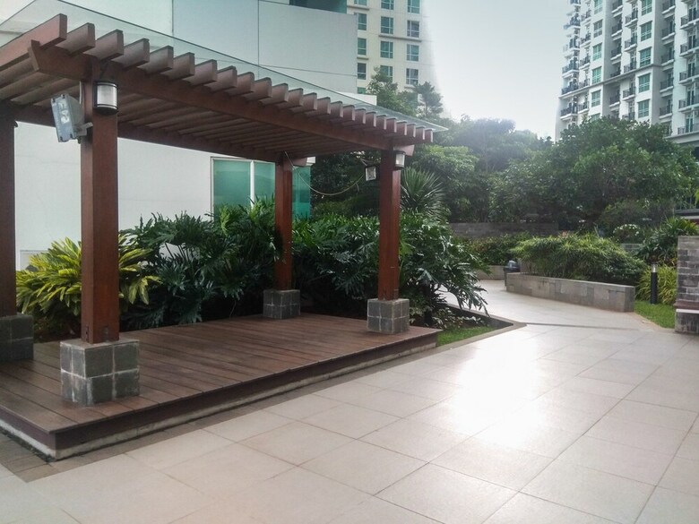 Compact 2br Woodland Park Apartment