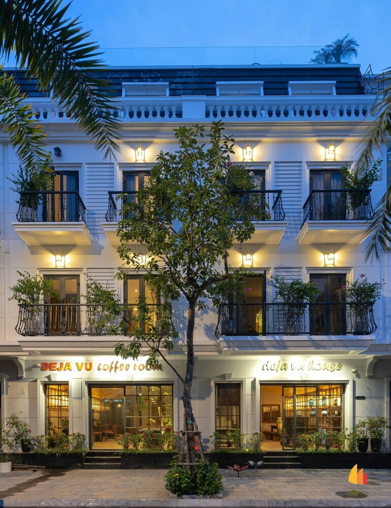 Hotel Deja Vu House
