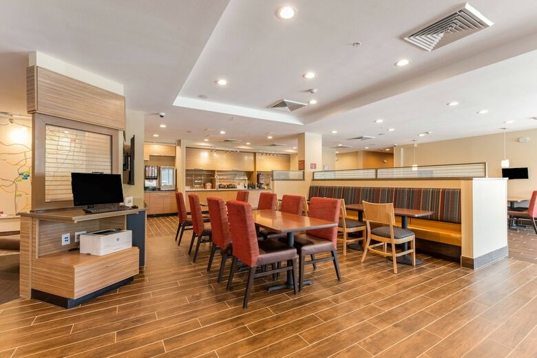 Hotel Towneplace Suites By Marriott Greensboro Coliseum Area