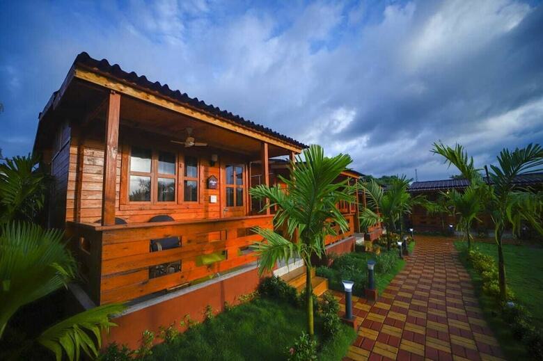 Hotel Grand Vatika Resort