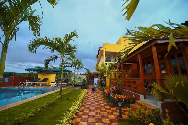 Hotel Grand Vatika Resort