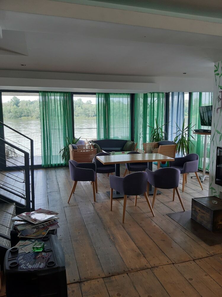 B&B Boatel Charlie