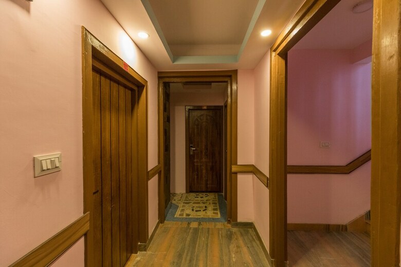 Oyo 611 Hotel Everest Regency
