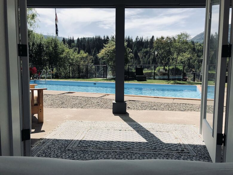 Bed & Breakfast Wolf's Den On The River