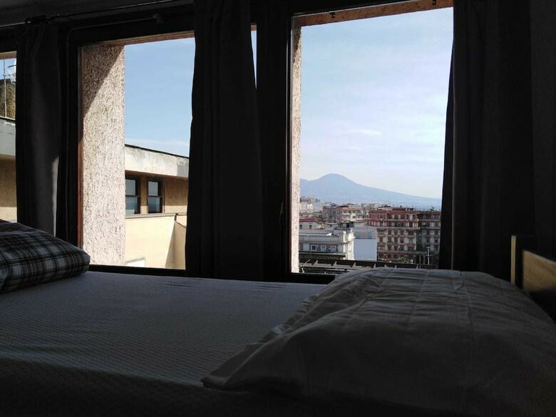 Hostal Ostello Aig Mergellina