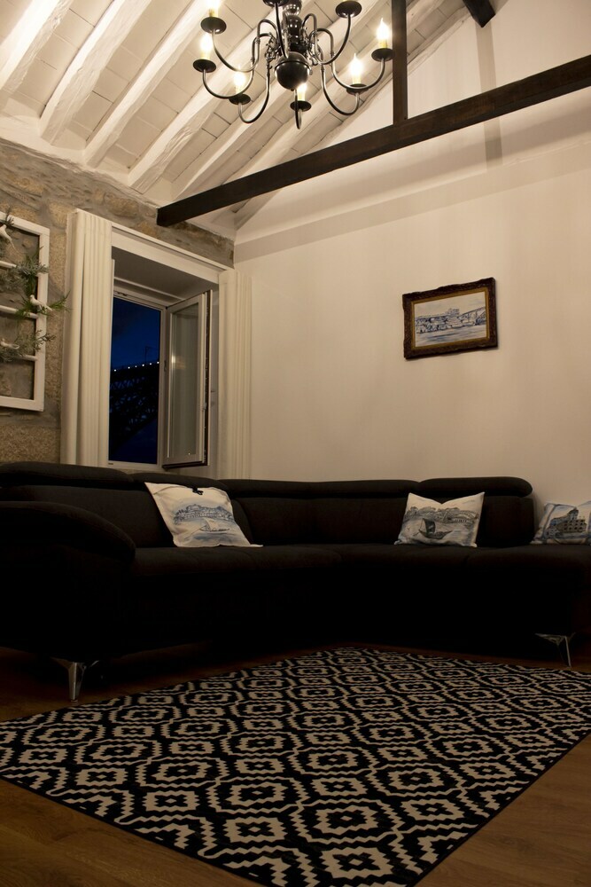 Apartamentos Red House By The River