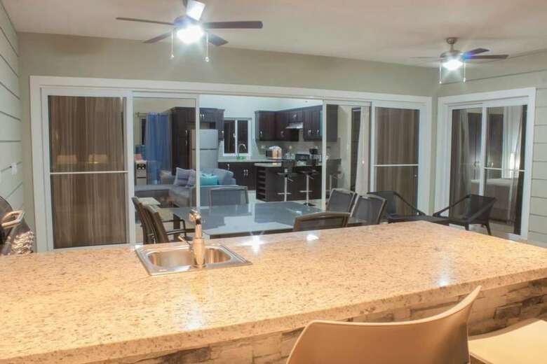 Villa Stylish 3 Bedroom W/ Covered Bbq Area By The Pool
