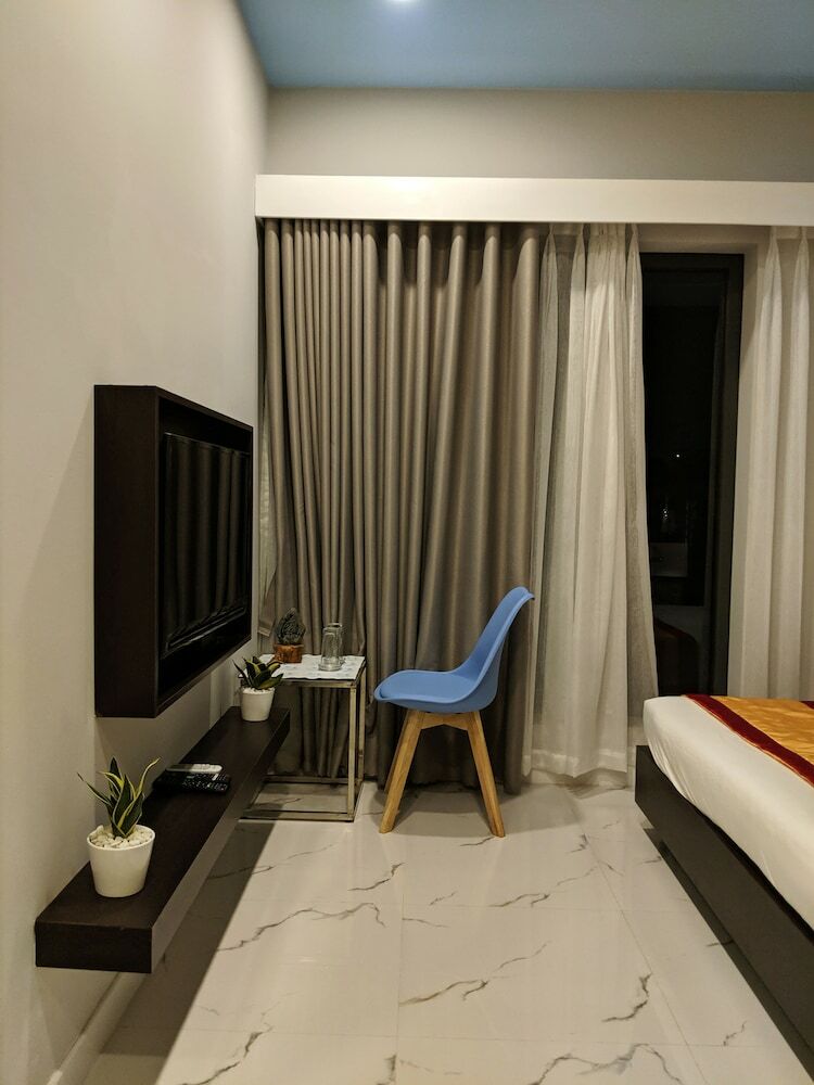 The Six Hotel