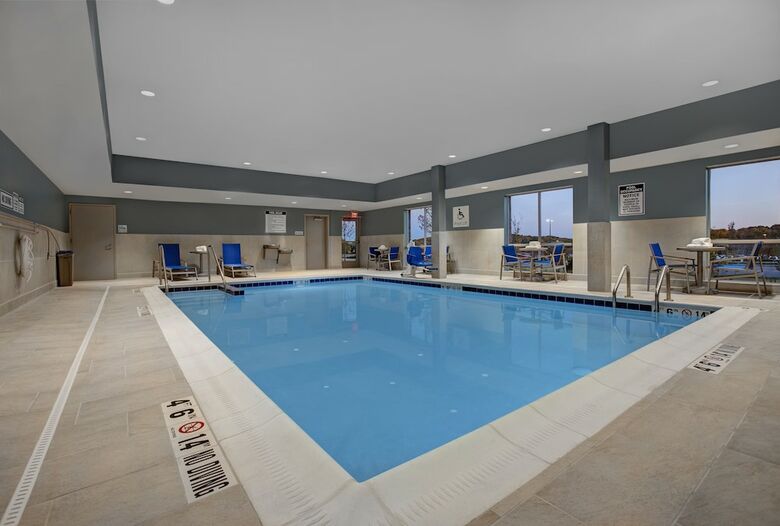 Hotel Holiday Inn Express & Suites Milwaukee - Brookfield