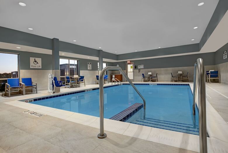 Hotel Holiday Inn Express & Suites Milwaukee - Brookfield