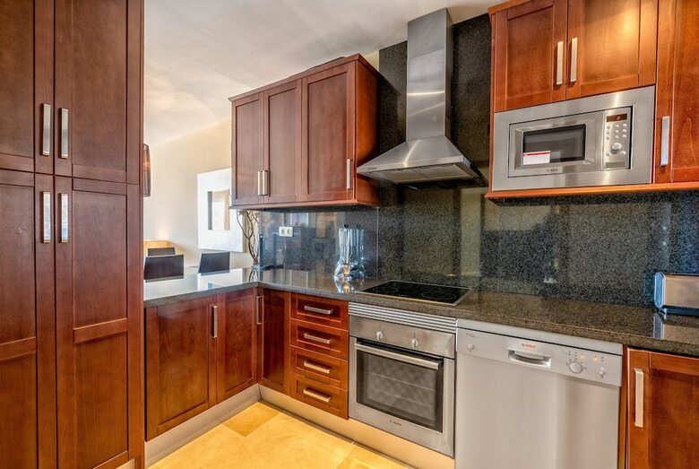 Malibu 8 - Stunning 2br Sea View Condo, Heated Pool