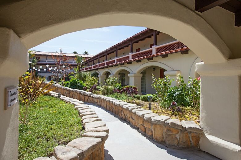 Embassy Suites By Hilton Mandalay Beach Hotel & Resort
