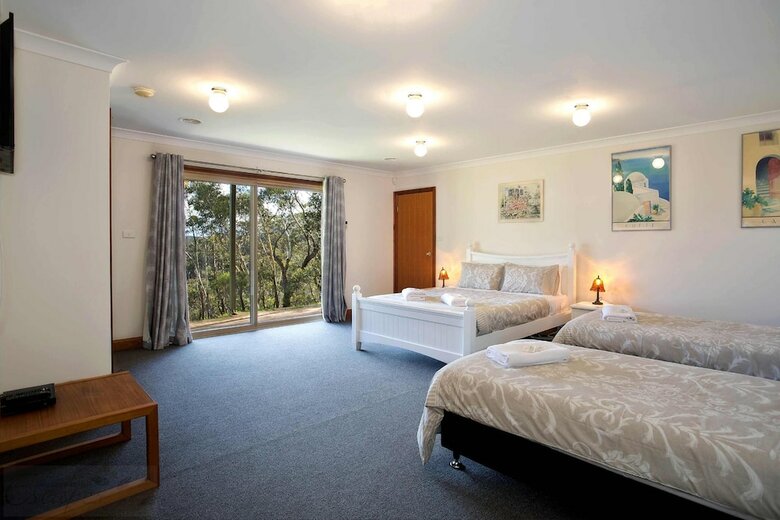 Narrow Neck Lodge