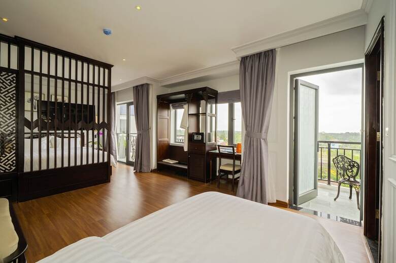 Eco Lux Riverside Hotel