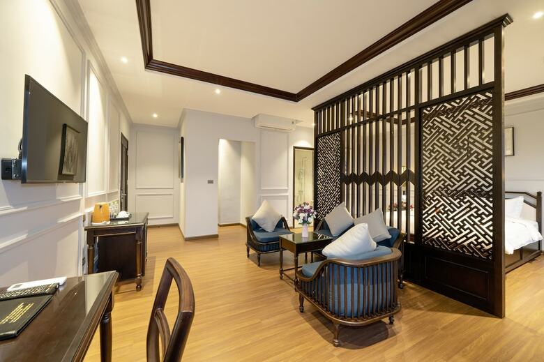 Eco Lux Riverside Hotel