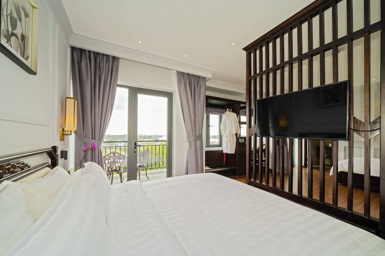 Eco Lux Riverside Hotel