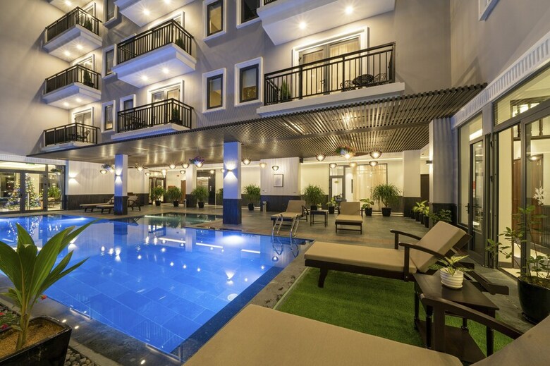 Eco Lux Riverside Hotel