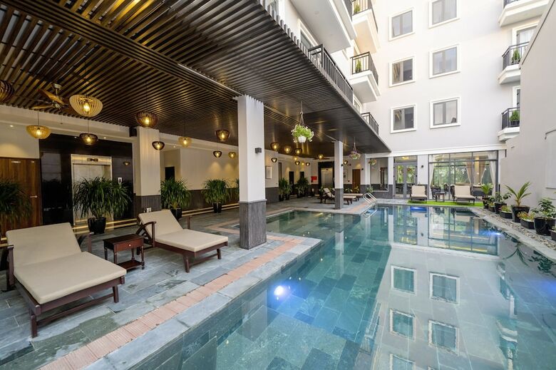 Eco Lux Riverside Hotel