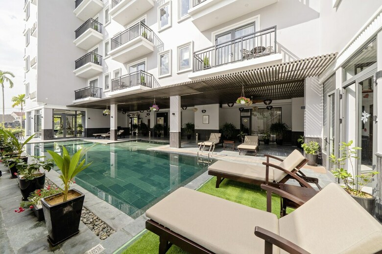 Eco Lux Riverside Hotel