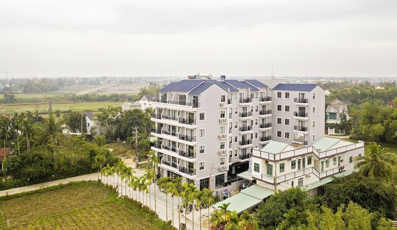 Eco Lux Riverside Hotel