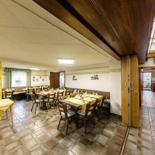 Posada Gasthof Liederhalle